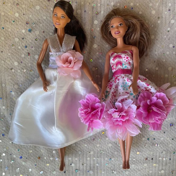 Set of Two Barbie Dolls with Change of Evening Gowns - Picture 2 of 7